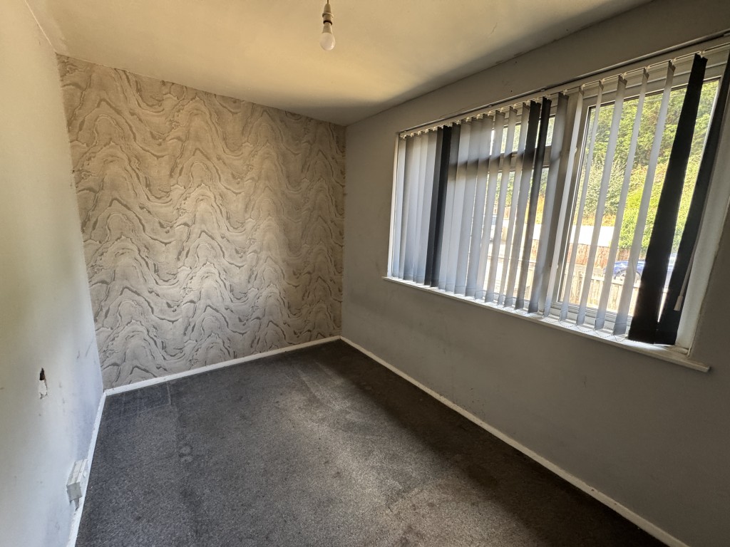 Lot: 105 - SEMI-DETACHED HOUSE FOR IMPROVEMENT IN POPULAR LOCATION - Bedroom two
